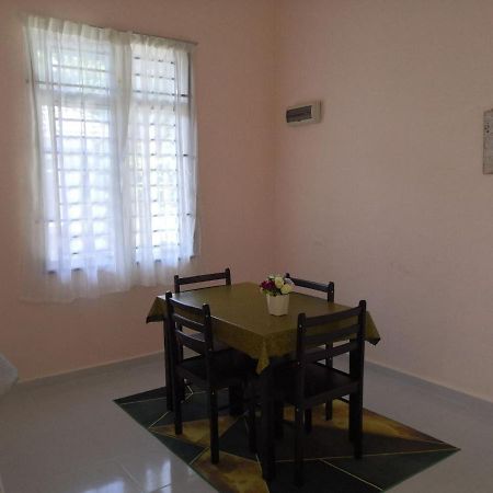 Ummi'S Homestay Besut カンポン・クアラ・ベシュット エクステリア 写真