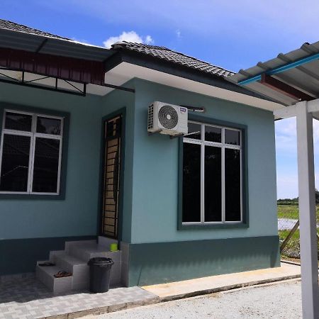 Ummi'S Homestay Besut カンポン・クアラ・ベシュット エクステリア 写真