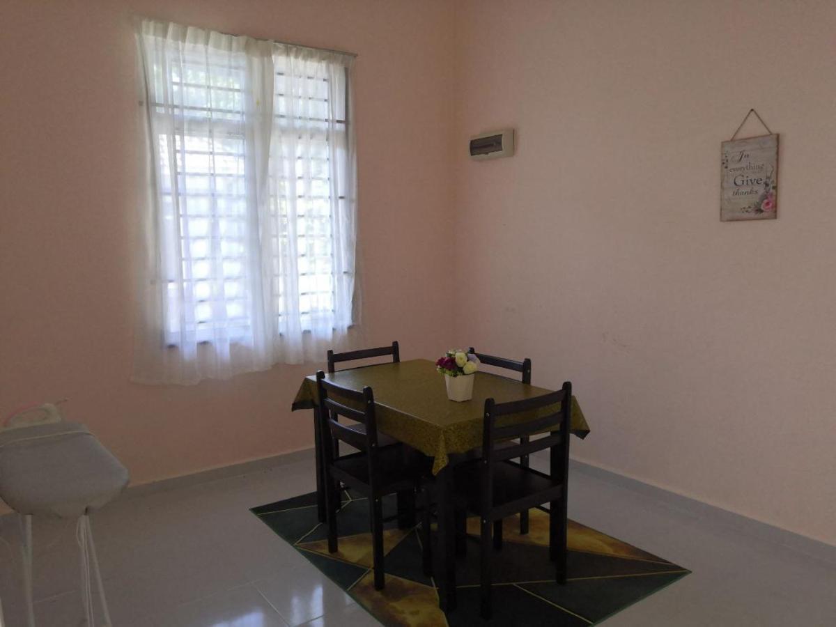 Ummi'S Homestay Besut カンポン・クアラ・ベシュット エクステリア 写真
