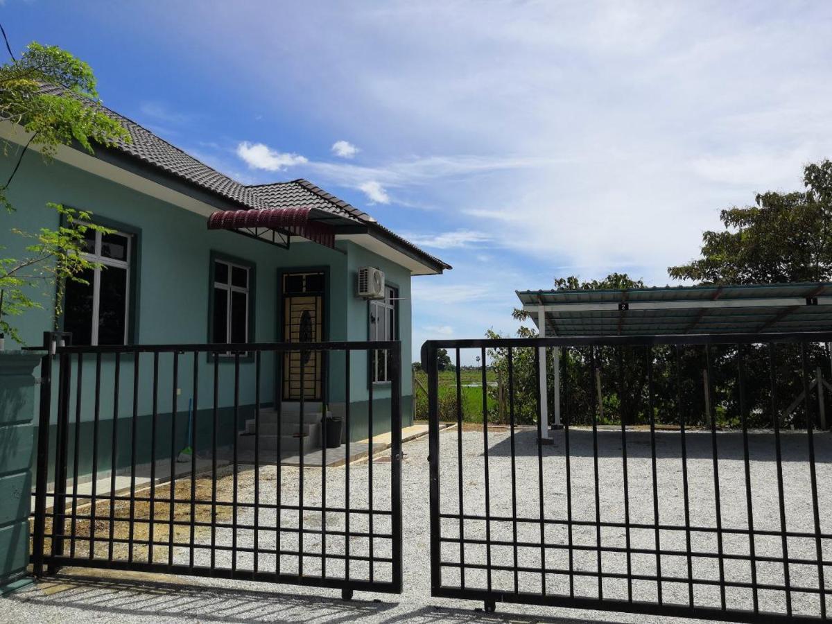 Ummi'S Homestay Besut カンポン・クアラ・ベシュット エクステリア 写真