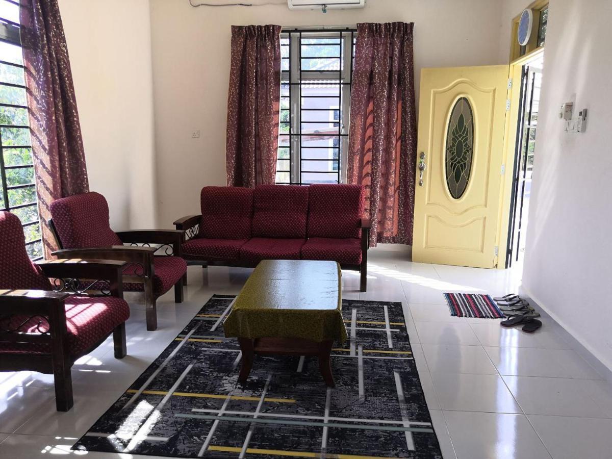 Ummi'S Homestay Besut カンポン・クアラ・ベシュット エクステリア 写真