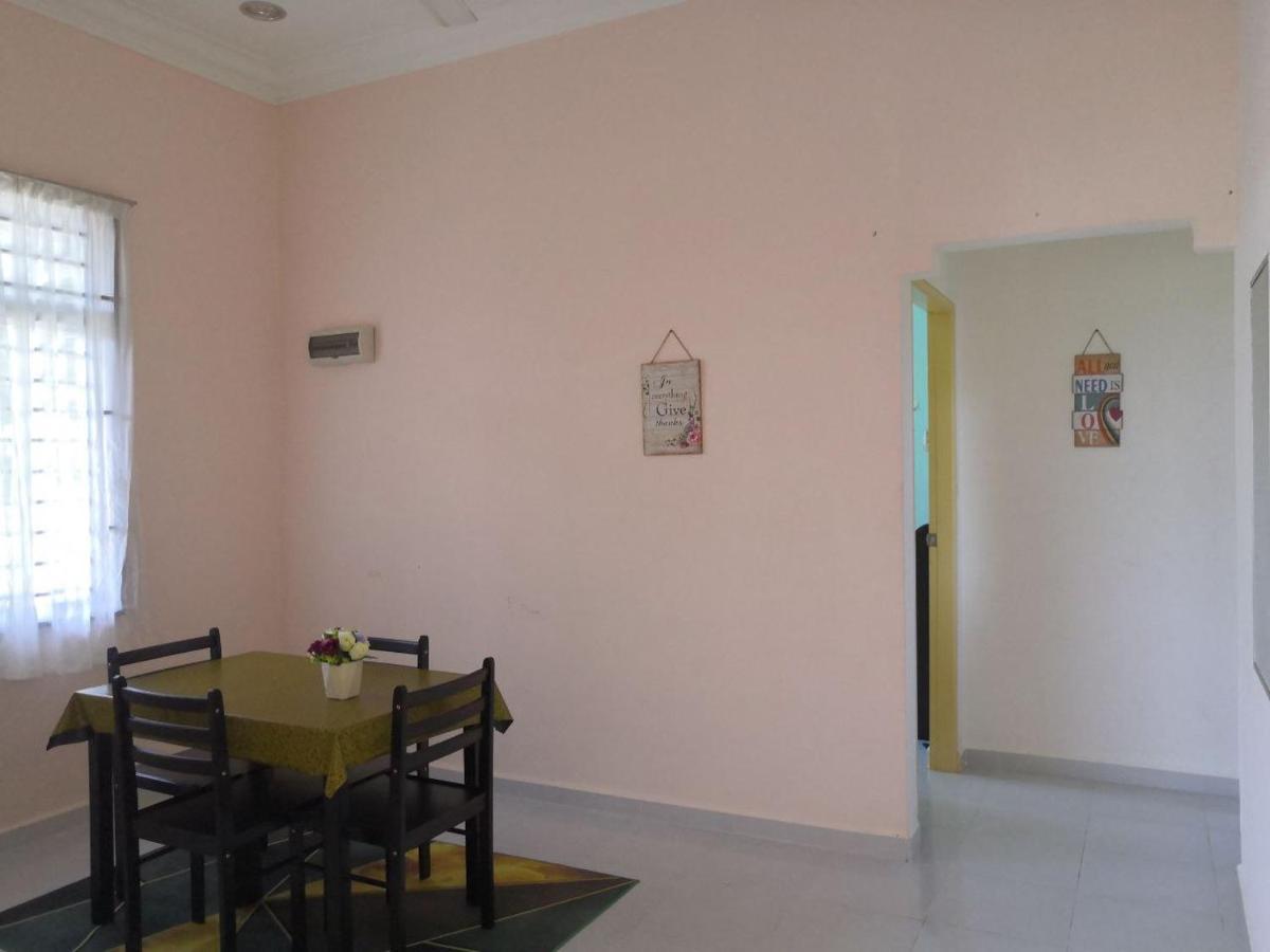 Ummi'S Homestay Besut カンポン・クアラ・ベシュット エクステリア 写真