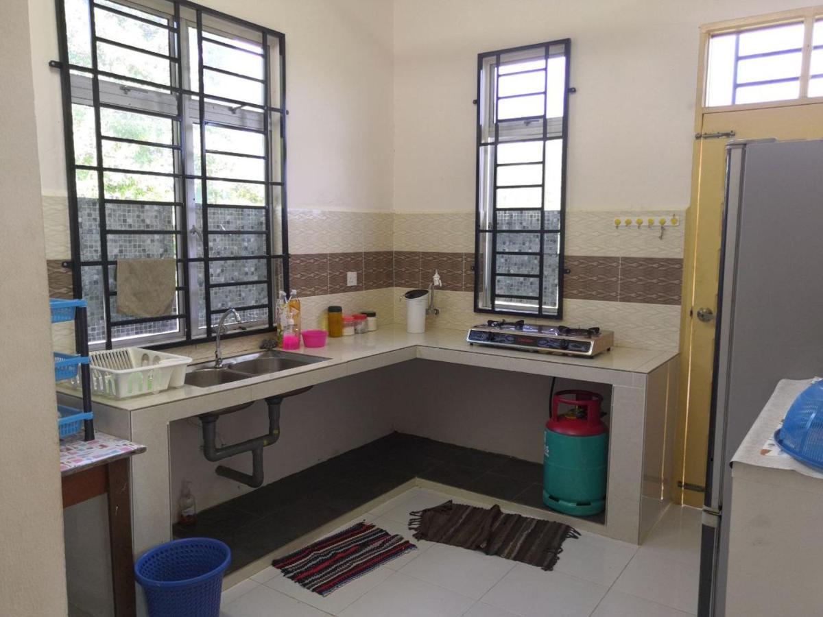 Ummi'S Homestay Besut カンポン・クアラ・ベシュット エクステリア 写真
